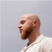 Junger Lehrer gibt remote Französisch Nachhilfe für alle Gymnasialstufen